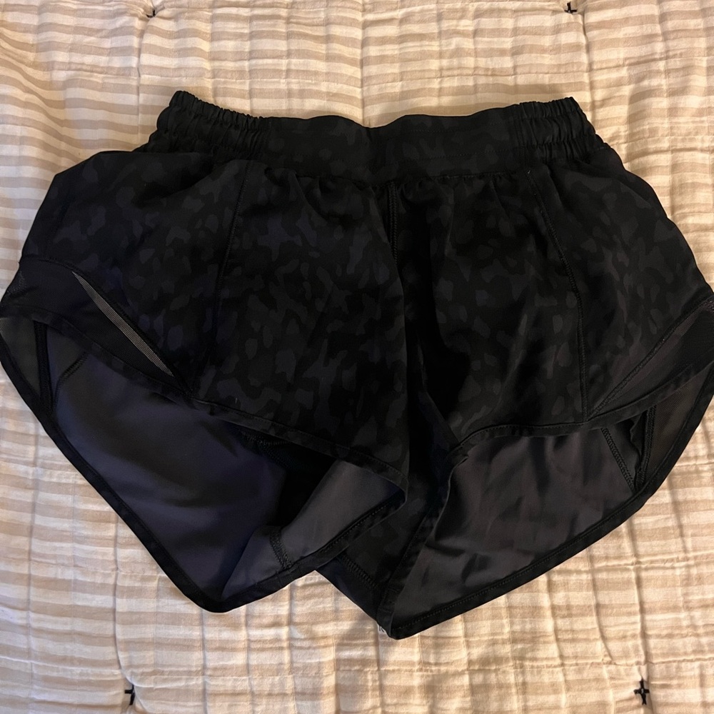 Lululemon Hotty Hot Low-Rise Lined Short 2.5”